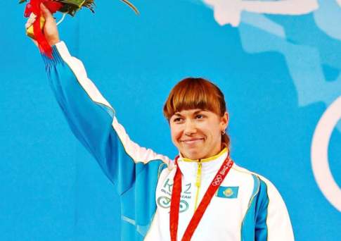 Махнула не глядя